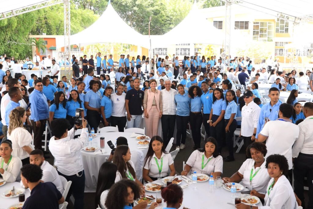 RAQUEL PENA 194 Raquel Peña entrega obras en Sánchez Ramírez y Duarte