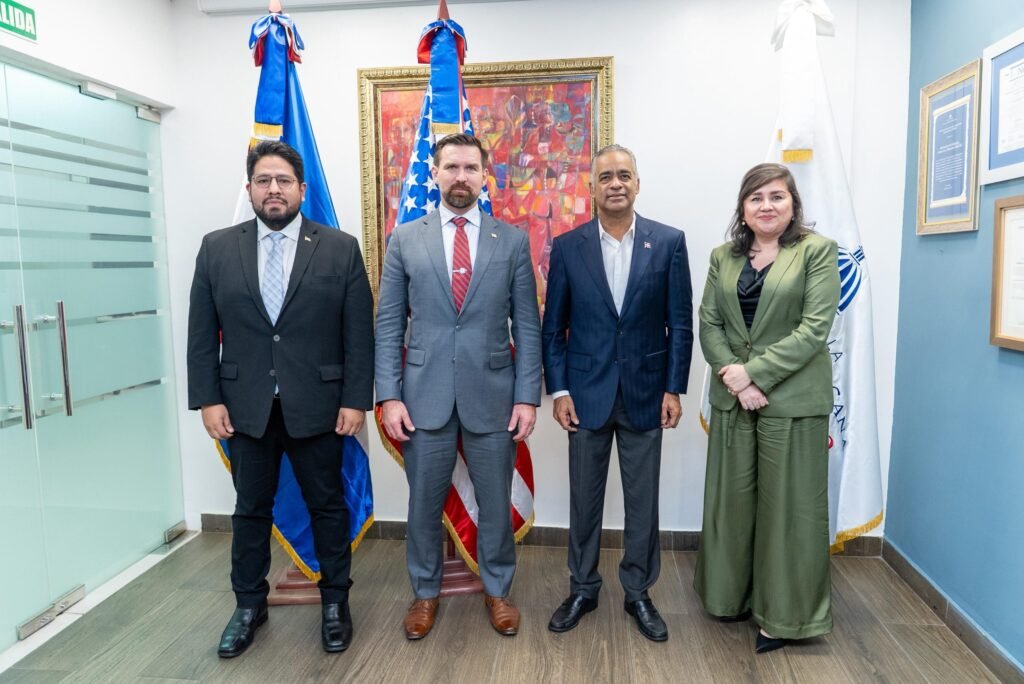 Gobierno de EE.UU. y RD dialogan sobre ejes estratégicos en seguridad y desarrollo energético 3 REUNION ENERGIAVY MINAS 1 Gobierno de EE.UU. y RD dialogan sobre ejes estratégicos en seguridad y desarrollo energético