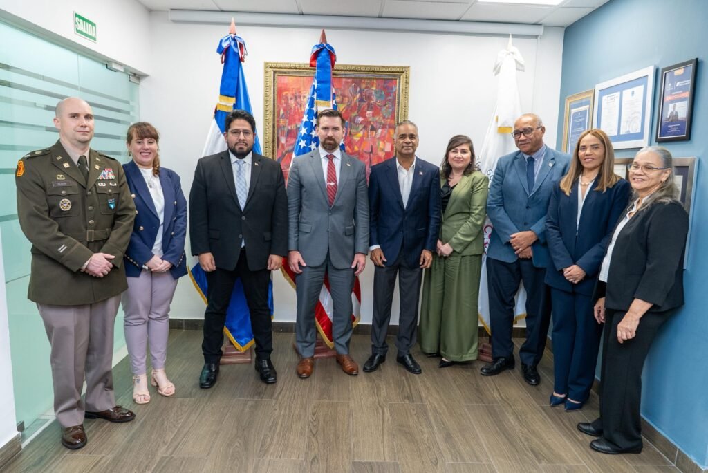 Gobierno de EE.UU. y RD dialogan sobre ejes estratégicos en seguridad y desarrollo energético 4 REUNION ENERGIAVY MINAS Gobierno de EE.UU. y RD dialogan sobre ejes estratégicos en seguridad y desarrollo energético