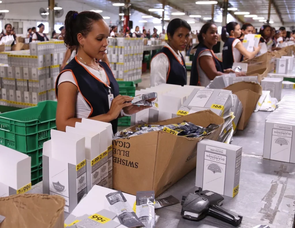 ZONA FRANCA 17 La inteligencia artificial ya reduce empleos en call centers dominicanos