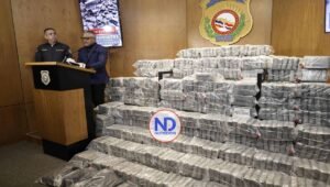 La DNCD y la Policía incautan cargamento de 846 paquetes de droga en una casa en La Altagracia