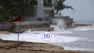 El huracán Erin decrece a categoría 1 aunque EE. UU. advierte de peligro «por un par de días»