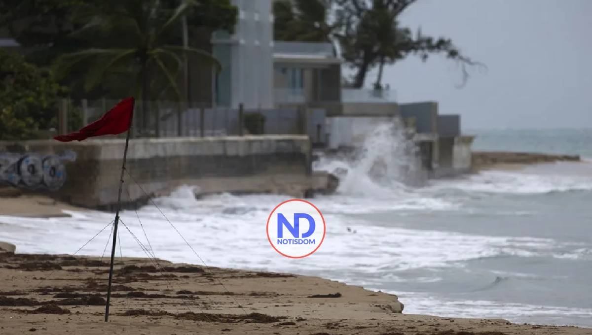 El huracán Erin decrece a categoría 1 aunque EE. UU. advierte de peligro «por un par de días»