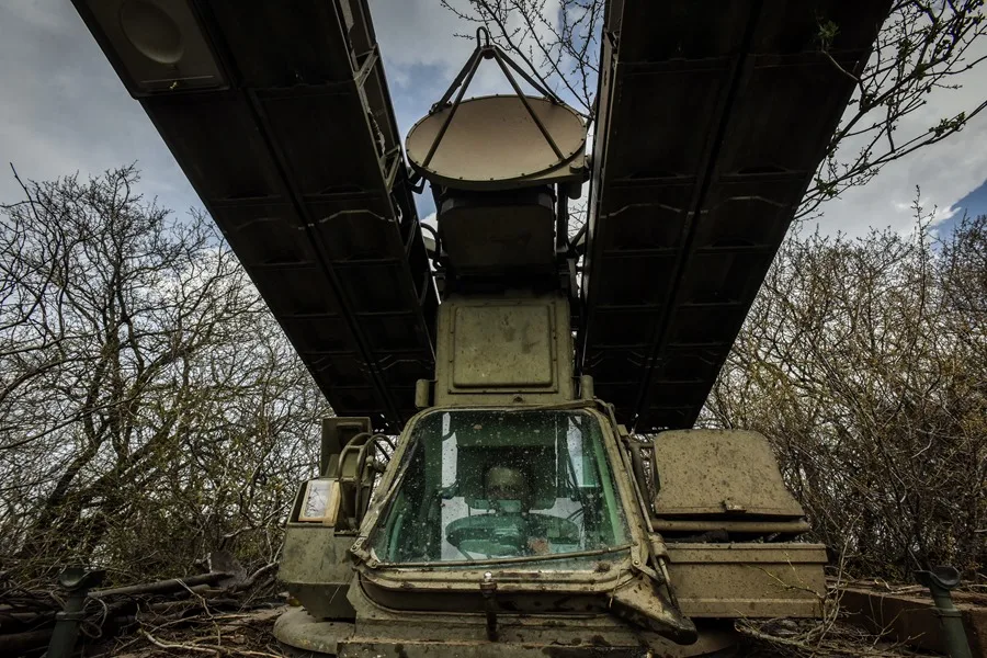 oldado ucraniano en un lanzamisiles Dicen EEUU impidió uso misiles de largo alcance contra Rusia