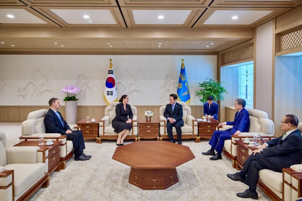 Angie Martinez Y OTROS 2 Embajadora Angie Martínez presenta cartas credenciales ante el presidente de Corea, Lee Jae-myung