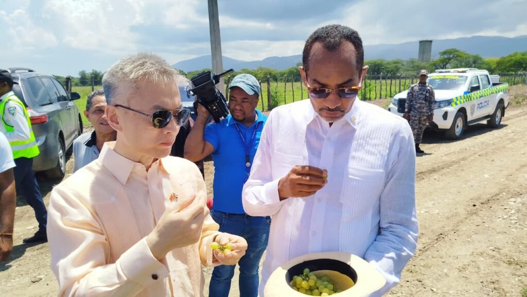 Chen Luning Y OTROS 2 Embajador chino elogia proyecto de uvas de la UFHEC en San Juan
