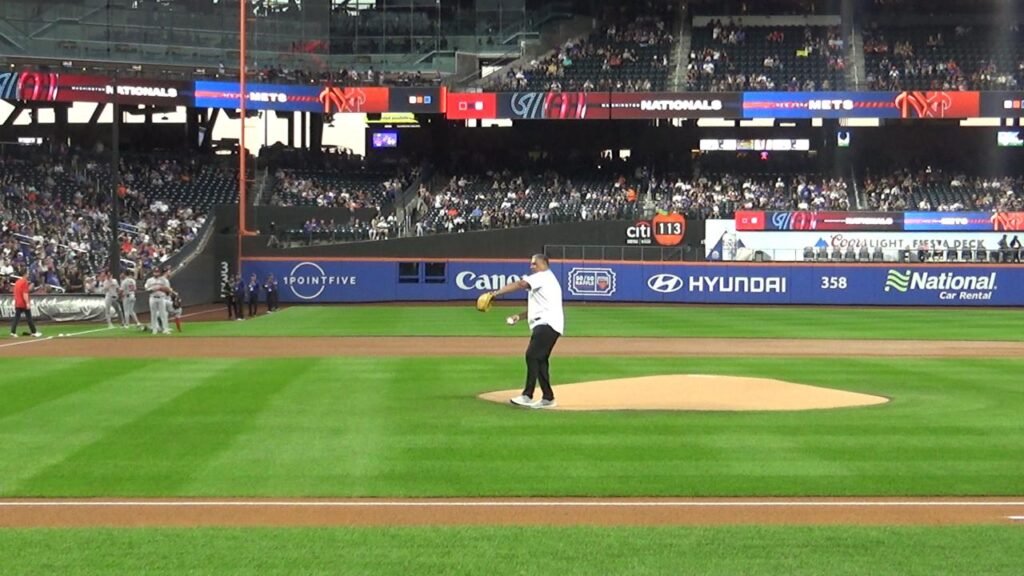 Cónsul dominicano en NY, Chu Vásquez, realiza lanzamiento de honor en el Citi Field 3 Chu Vasquez Cónsul dominicano en NY, Chu Vásquez, realiza lanzamiento de honor en el Citi Field