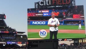 Cónsul dominicano en NY, Chu Vásquez, realiza lanzamiento de honor en el Citi Field
