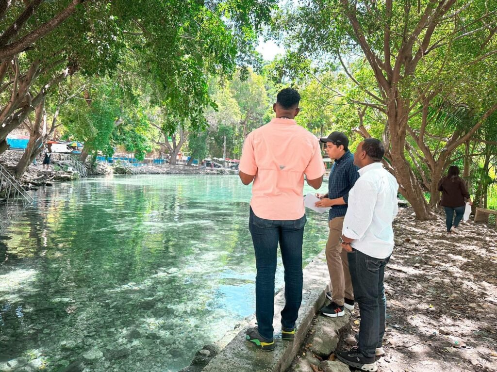 El proyecto de remozamiento es sobre el balneario Las Marias que ejecuta el Ministerio de Turismo Alcalde de Neiba y comisión del CEIZTUR socializan proyecto para intervención de balneario