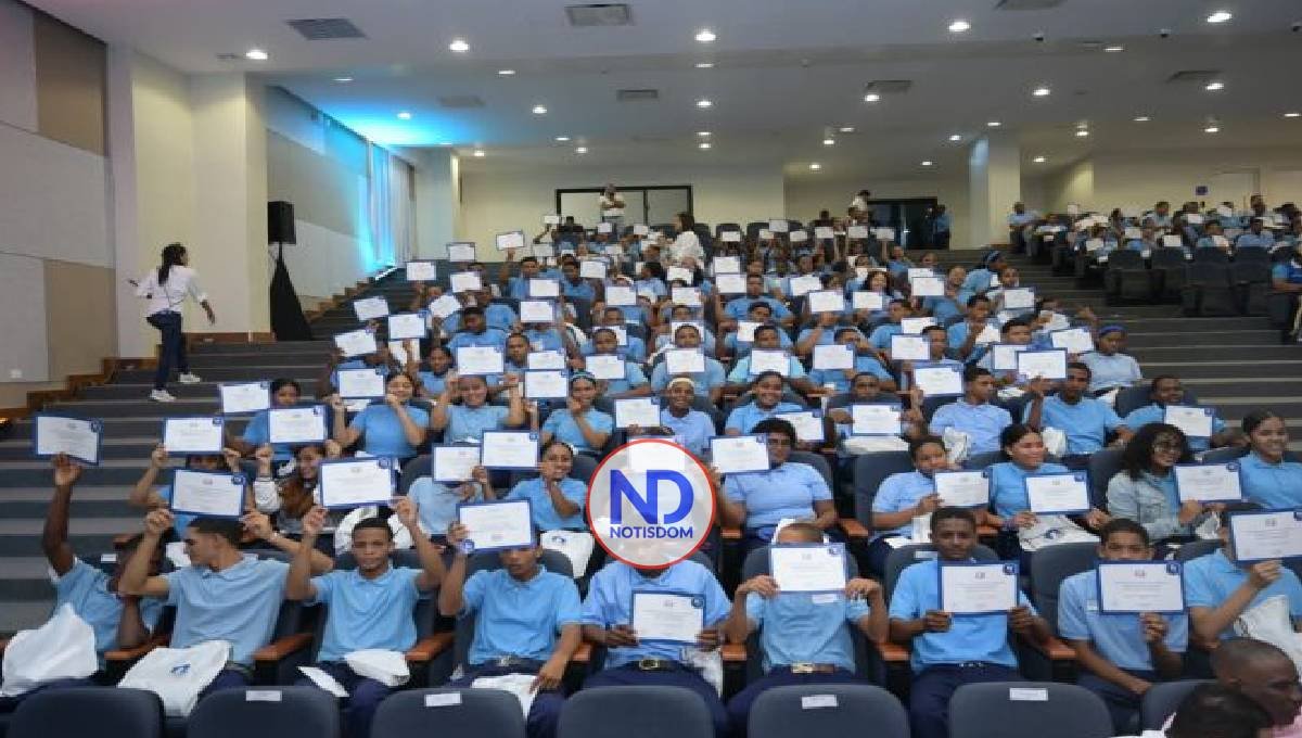 Estudiantes de Azua reciben capacitación del Banreservas