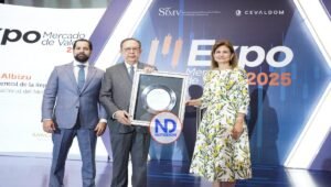 Reconocen a Valdez Albizu por desarrollo del mercado de valores en el país