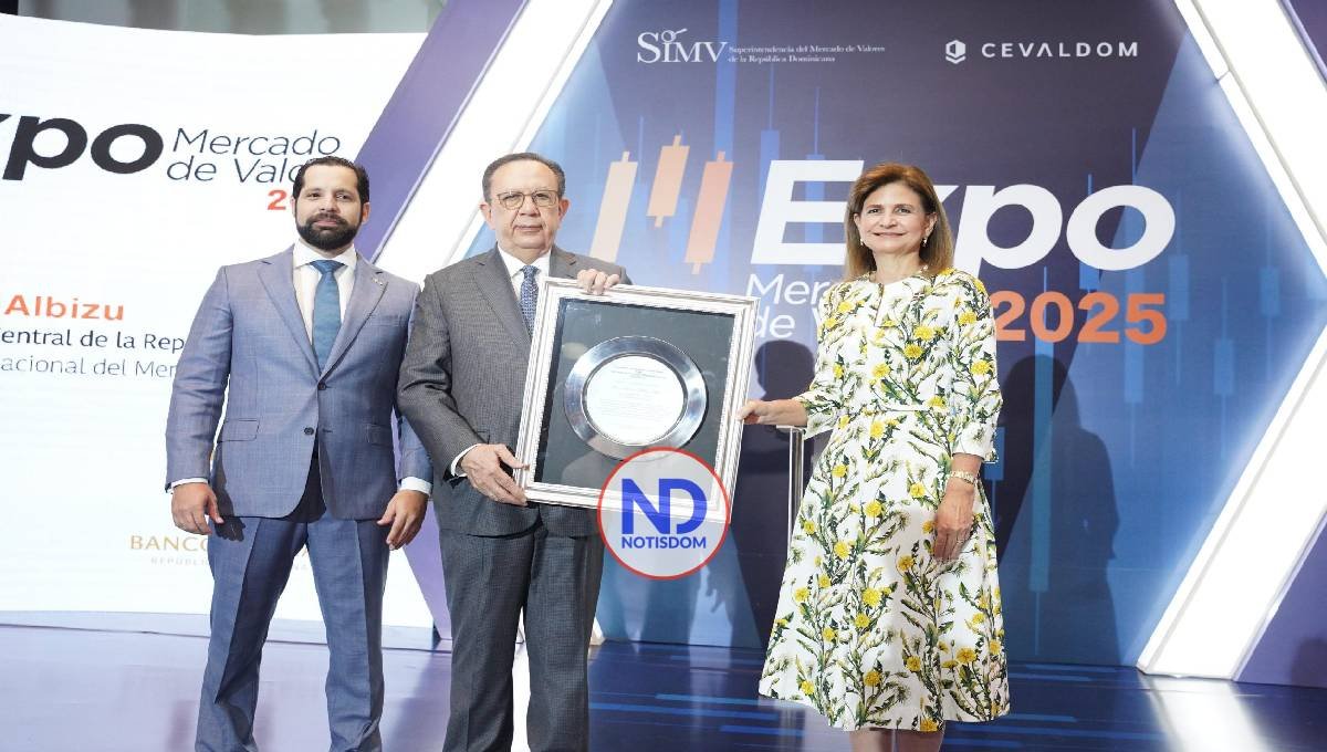 Reconocen a Valdez Albizu por desarrollo del mercado de valores en el país