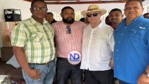 Hipólito Mejía visita residencia de dirigente del PRM Olegario Ortega en Monte Plata