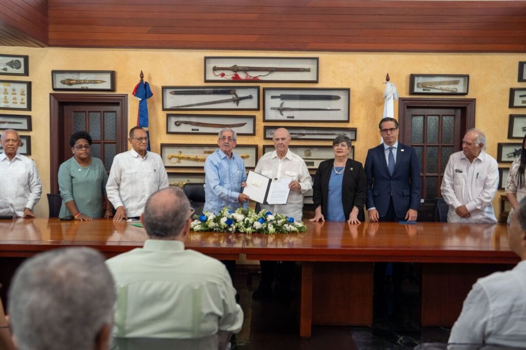 Hipolito Mejia y otros Hipólito recibe del CES informe de diálogo sobre crisis haitiana; pide “continuidad total” a lo acordado