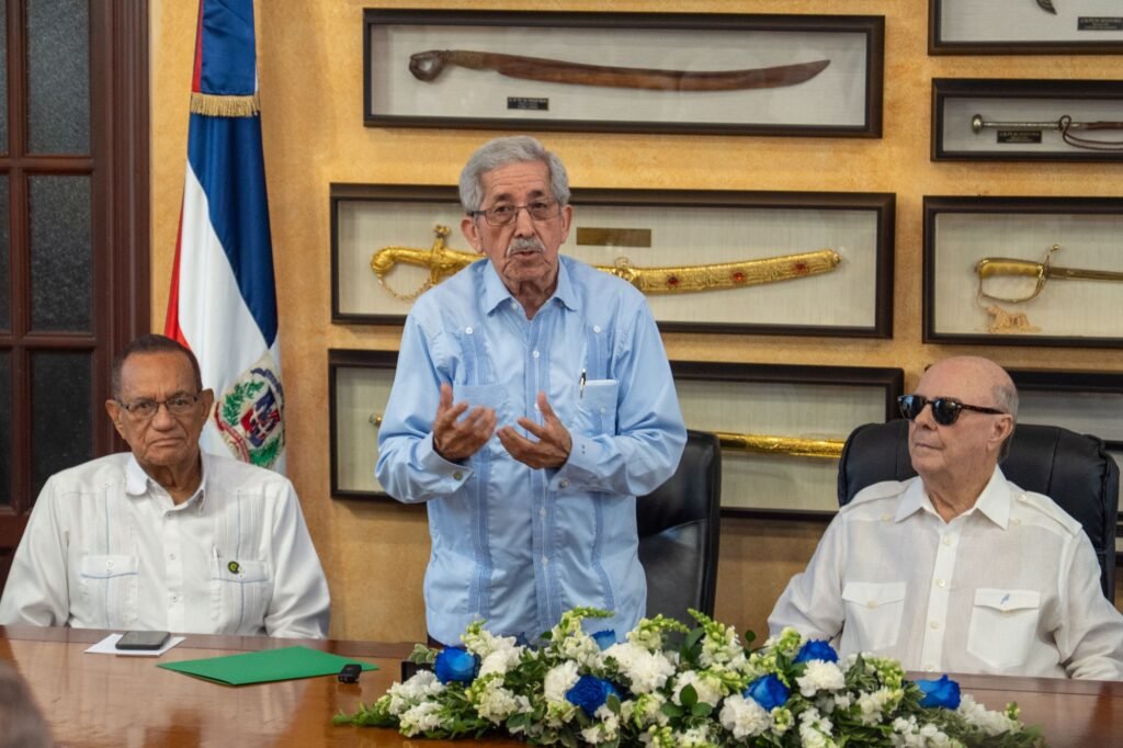 Hipolito Mejia y otros 2 Hipólito recibe del CES informe de diálogo sobre crisis haitiana; pide “continuidad total” a lo acordado