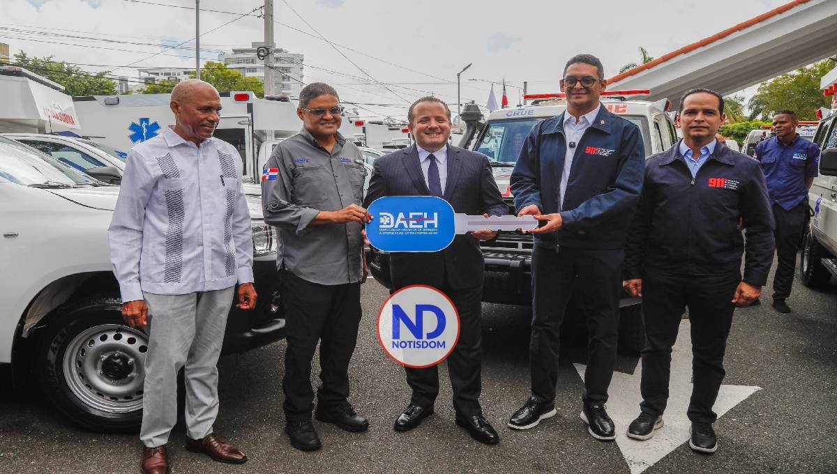 Anuncian ampliación del Sistema 911 en Pedernales durante entrega de ambulancias