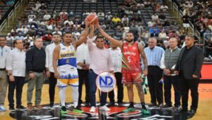 Ministro Kelvin Cruz hace saque de honor en Mauricio Báez vs. Bameso