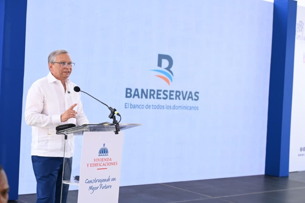 Leonardo Aguilera 5 Banreservas financia 608 apartamentos entregados en Hato Nuevo por la vicepresidenta
