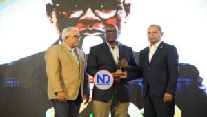 Leonardo Reyes recibe premio a la “Excelencia Periodística”