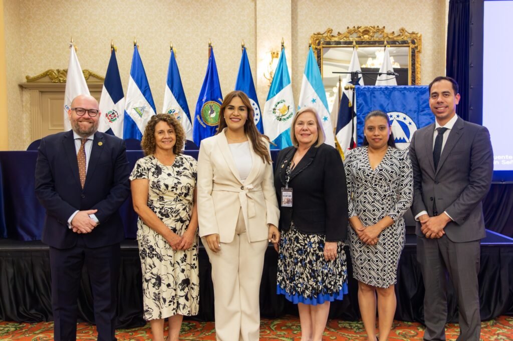 Michelle Ortiz y otros 1 Diputada Michelle Ortiz impulsa políticas regionales para MiPymes en el mercado global