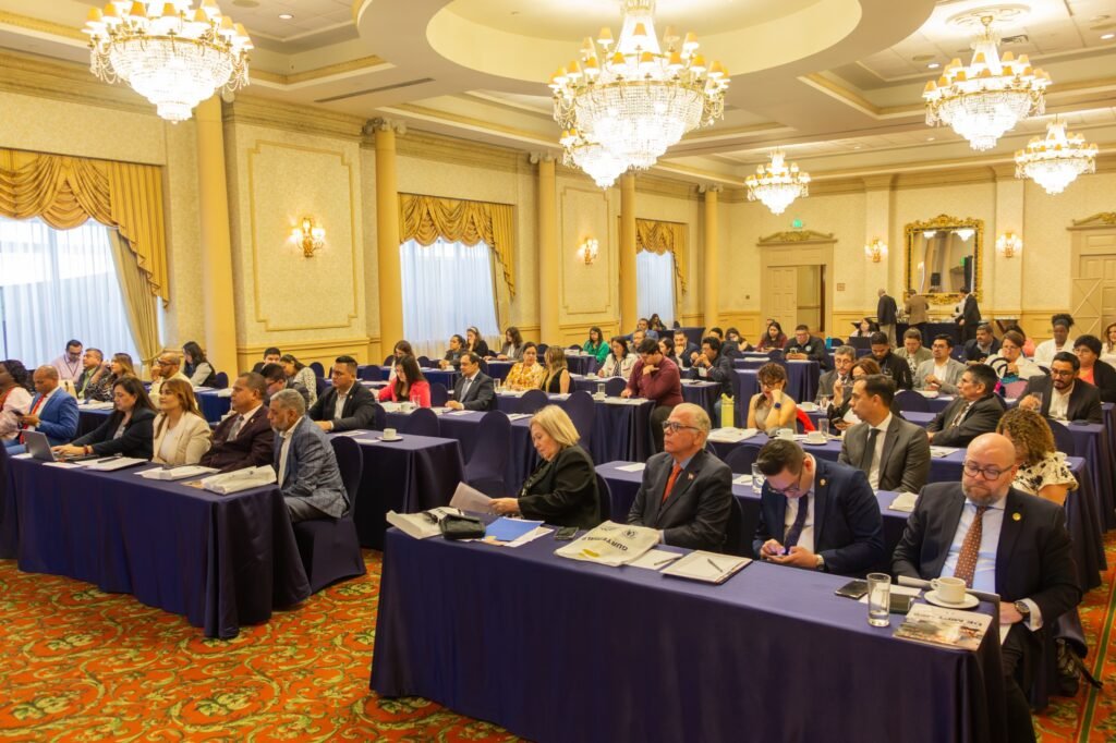 Michelle Ortiz y otros Diputada Michelle Ortiz impulsa políticas regionales para MiPymes en el mercado global