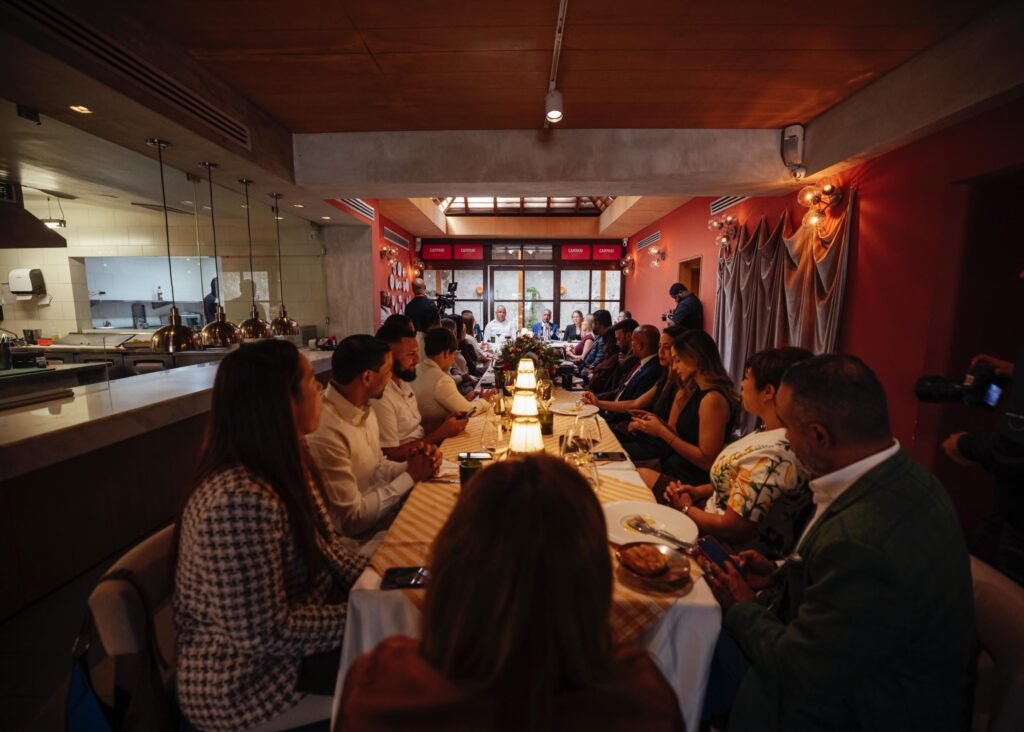 Ministro Joel Santos y otros 1 Ministro Joel Santos presenta planes y retos del sector energético en encuentro de La Mesaza