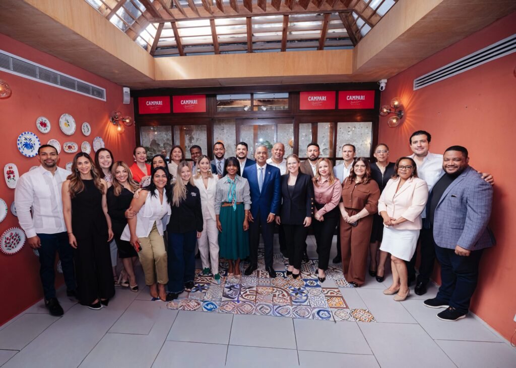 Ministro Joel Santos y otros Ministro Joel Santos presenta planes y retos del sector energético en encuentro de La Mesaza