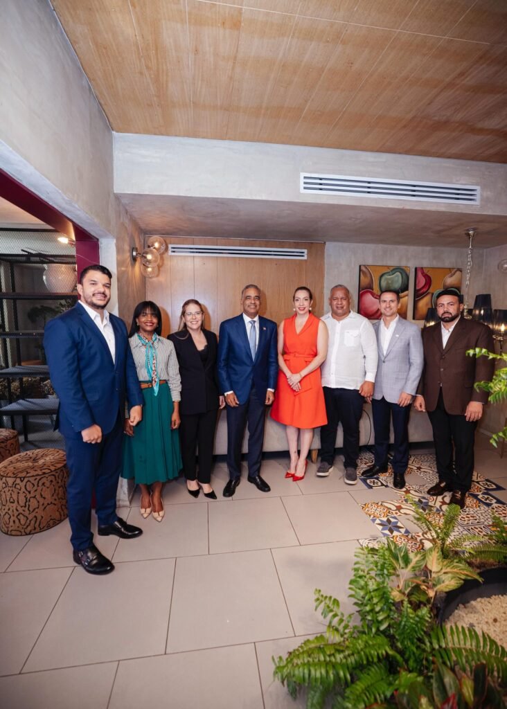 Ministro Joel Santos y otros 2 Ministro Joel Santos presenta planes y retos del sector energético en encuentro de La Mesaza