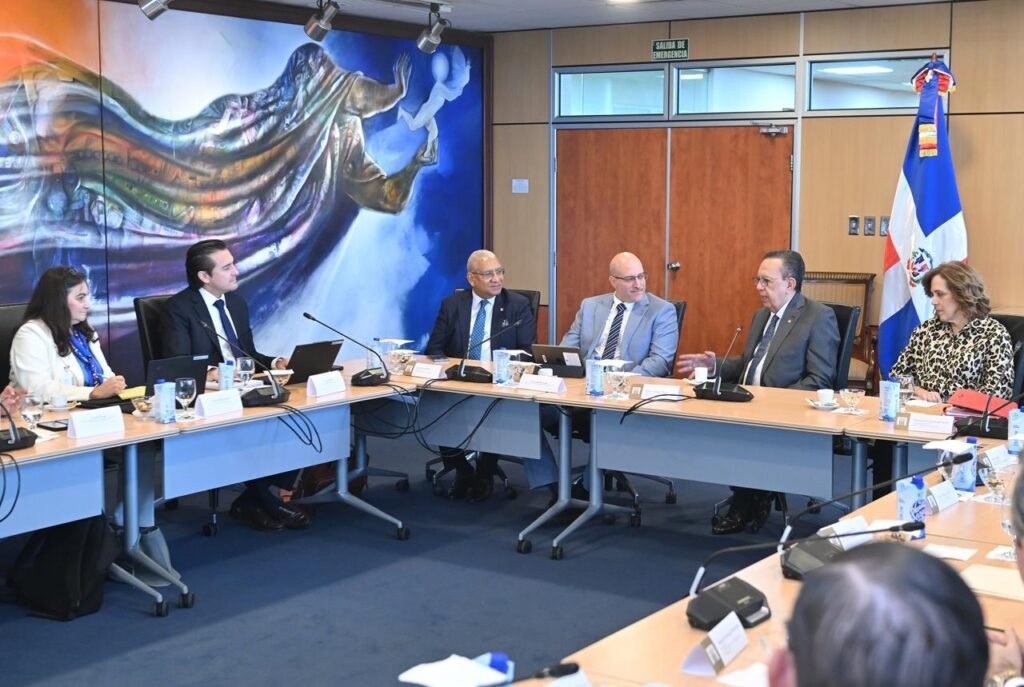 Mision del FMI y miembros del BCRD Misión del FMI concluye la revisión del Artículo IV del Acuerdo Constitutivo con visita al Banco Central