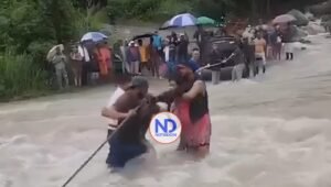 VIDEO | Solidaridad en Ocoa: comunitarios ayudan a mujer en parto a cruzar río desbordado
