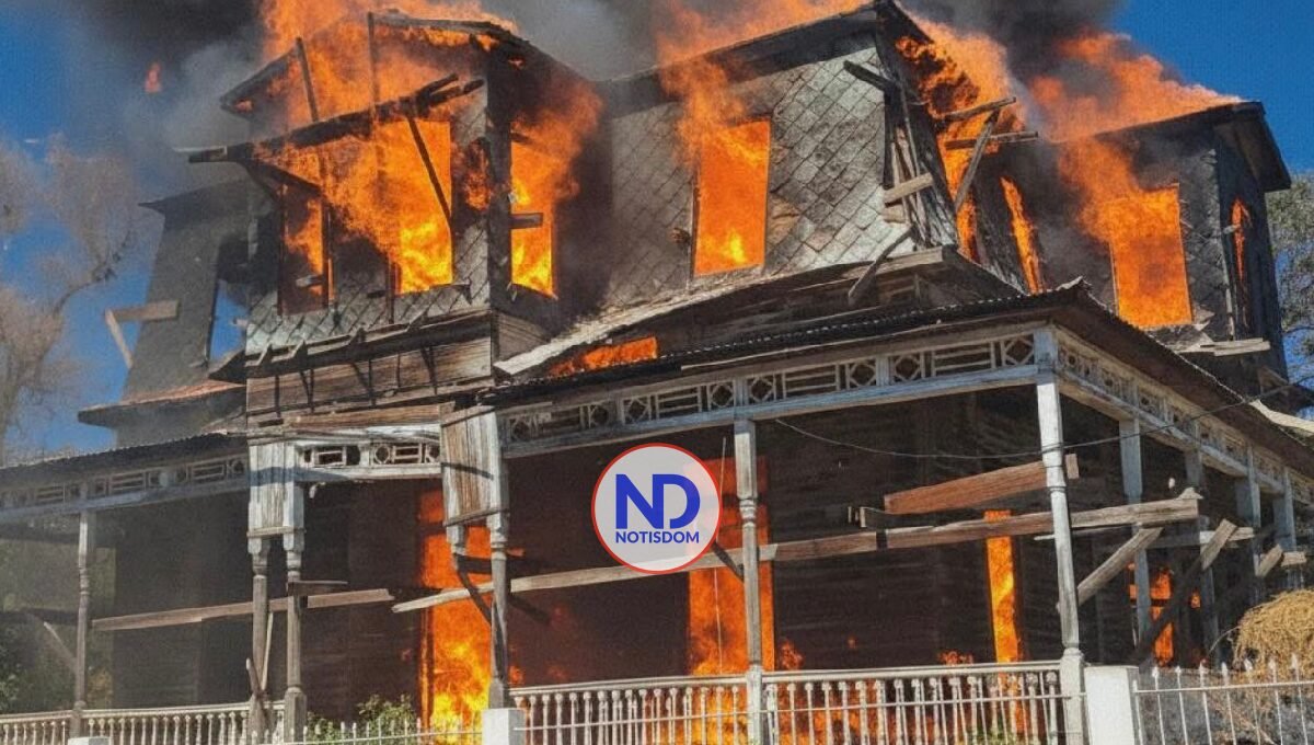 Dolor en Montecristi: incendio consume la histórica Villa Doña Emilia; investigan posible origen criminal