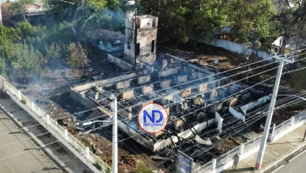 NOTISDOM FOTOS PF2025 2025 09 27T183530.759 Dolor en Montecristi: incendio consume la histórica Villa Doña Emilia; investigan posible origen criminal