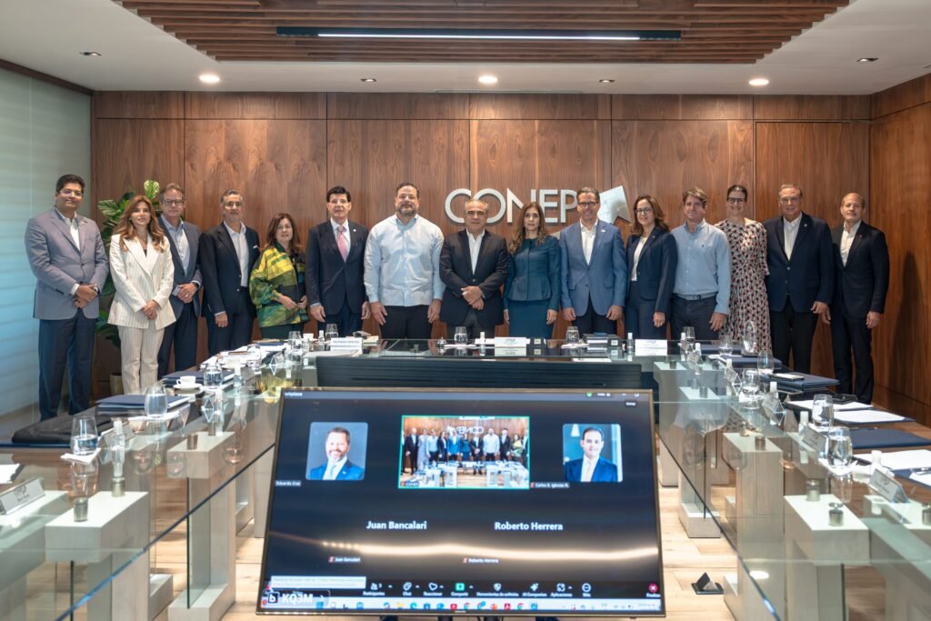 Paino Henriquez Y CONEP Ministro Paíno Henríquez presenta al CONEP fortalezas y retos de Medio Ambiente