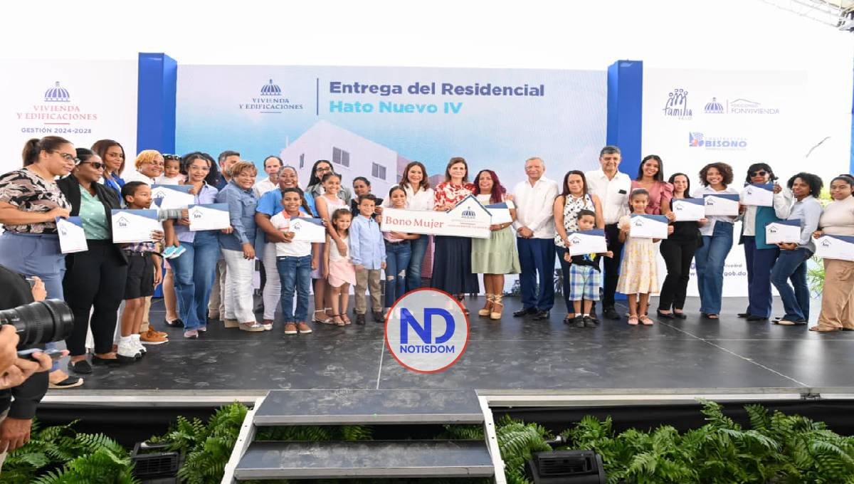 Ministerio de la Mujer entrega bonos a damas en SDO en el marco del Plan Nacional de Viviendas Familia Feliz