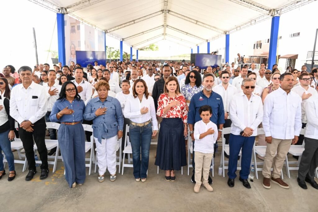 RAQUEL PENA 199 Ministerio de la Mujer entrega bonos a damas en SDO en el marco del Plan Nacional de Viviendas Familia Feliz