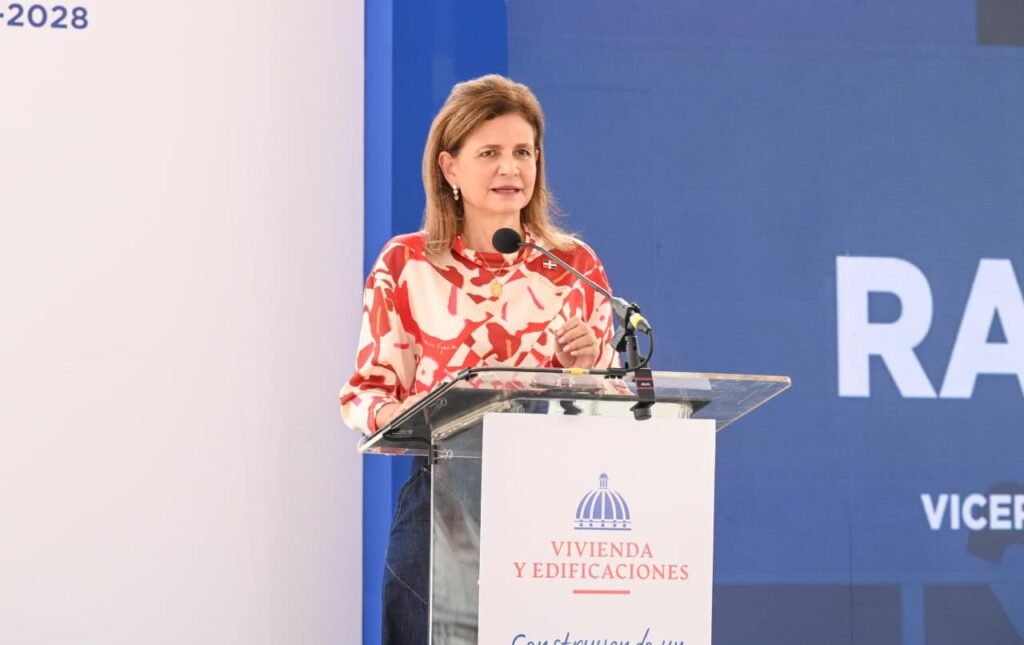 RAQUEL PENA 200 Ministerio de la Mujer entrega bonos a damas en SDO en el marco del Plan Nacional de Viviendas Familia Feliz