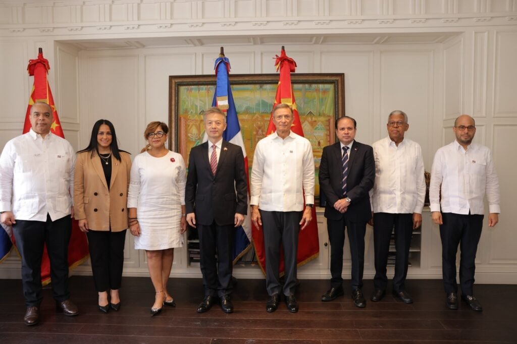 Roberto Alvarez y Chen Luning y otros RD y China firman acuerdo no reembolsable por US$40 millones para financiar proyectos atención de emergencias