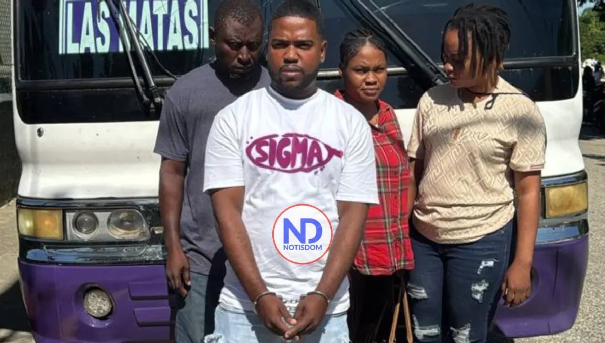 Ejército detiene cobrador de autobús en el que viajaban indocumentados en San Juan de la Maguana 2 Ejército detiene cobrador de autobús en el que viajaban indocumentados en San Juan de la Maguana