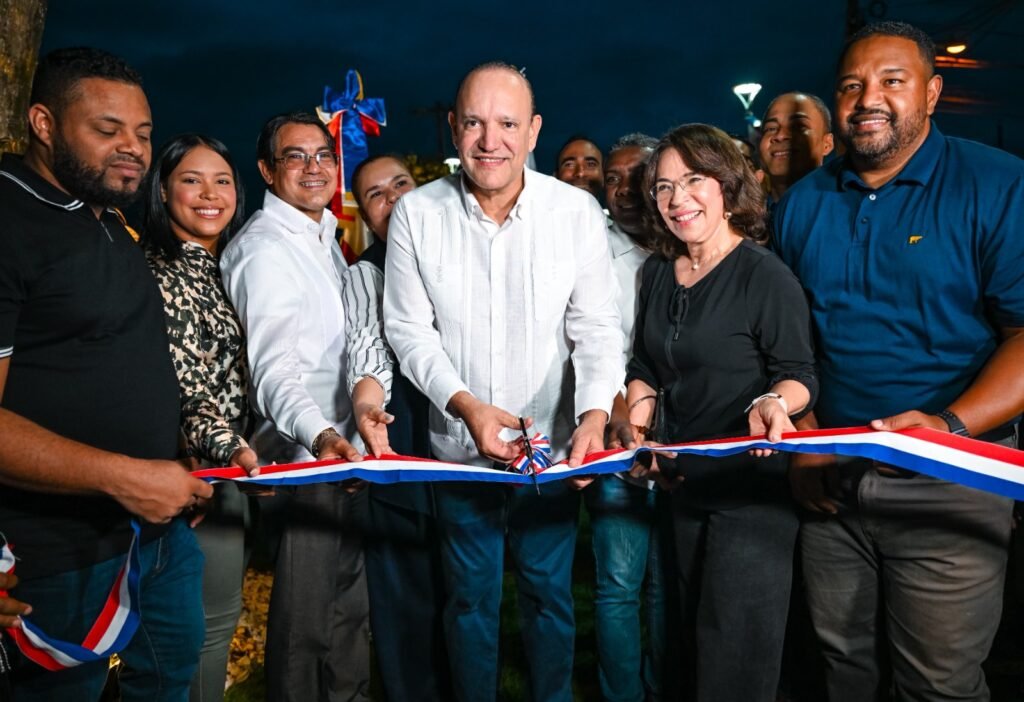 Ulises Rodriguez 15 Ulises Rodríguez entrega remozado Parque Infantil Habitacional Las Charcas en Santiago