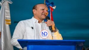 Ulises Rodríguez entrega remozado Parque Infantil Habitacional Las Charcas en Santiago