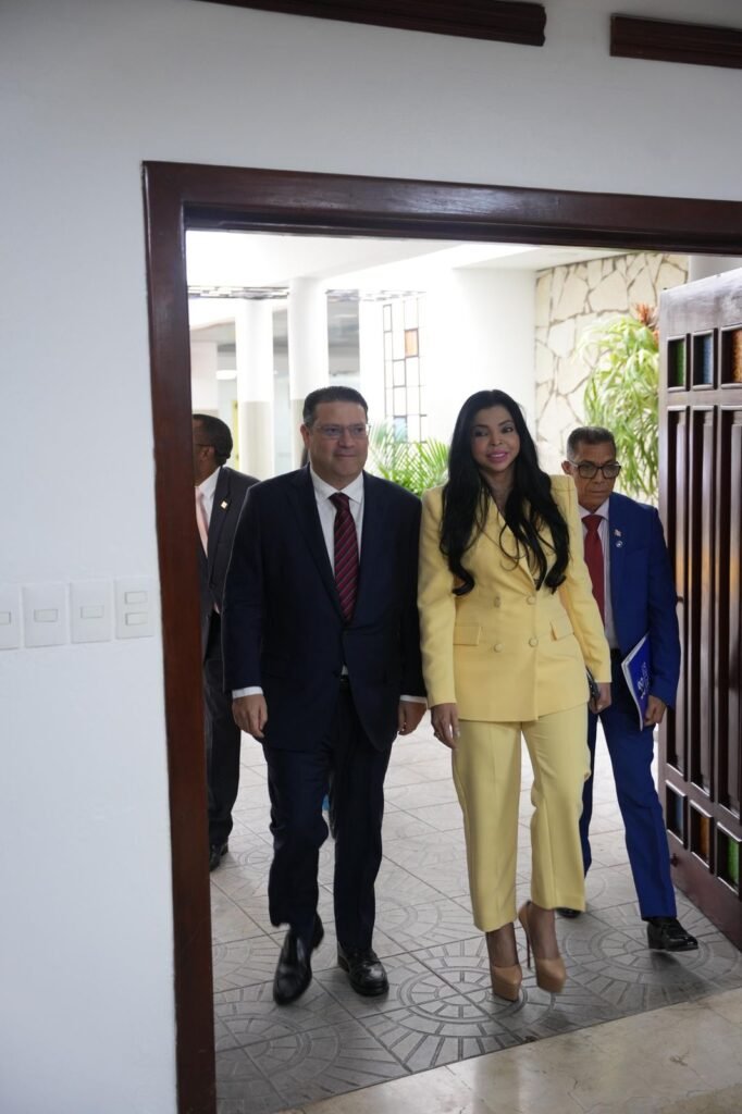 Yeni Berenice Reynoso Y YAYO SANZ Procuradora imparte primera conferencia en Aduanas sobre nuevo Código Penal
