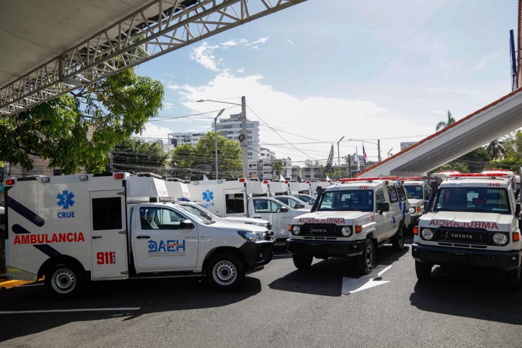 ambulancias Anuncian ampliación del Sistema 911 en Pedernales durante entrega de ambulancias