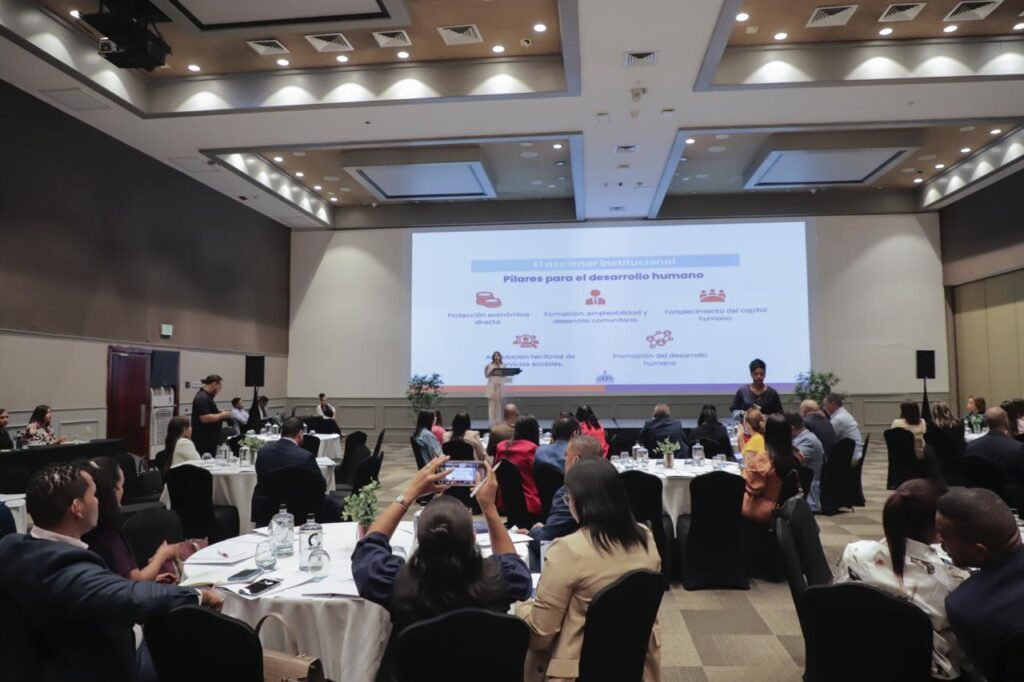 Gloria Reyes Y OTROS 1 Gloria Reyes presenta la nueva Dirección de Desarrollo Social Supérate tras fusión con ADESS