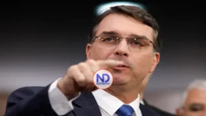 Hijo de Bolsonaro pide que EE.UU. bombardee lanchas de narcos en Brasil