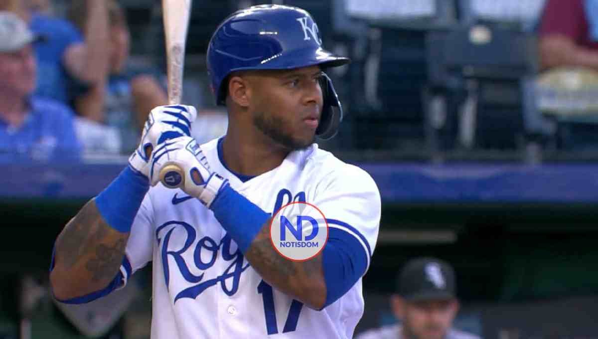 Estrellas contratan a jardinero boricua Nelson Velázquez 2 Estrellas contratan a jardinero boricua Nelson Velázquez