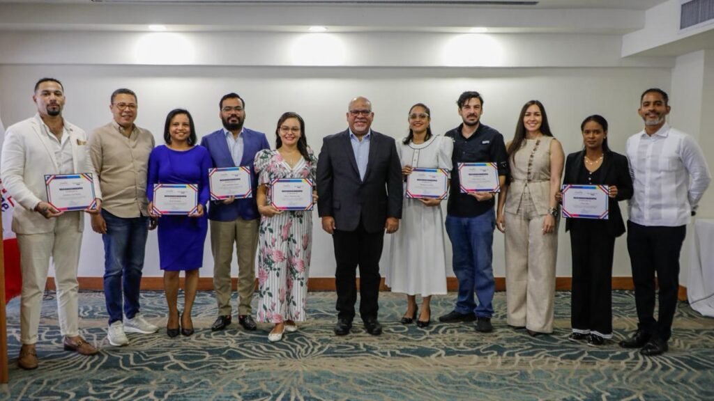 Comunicaciones Promipyme Promipyme entrega premios por RD$1 millón 125 mil a ganadores EmprendeLab 2025