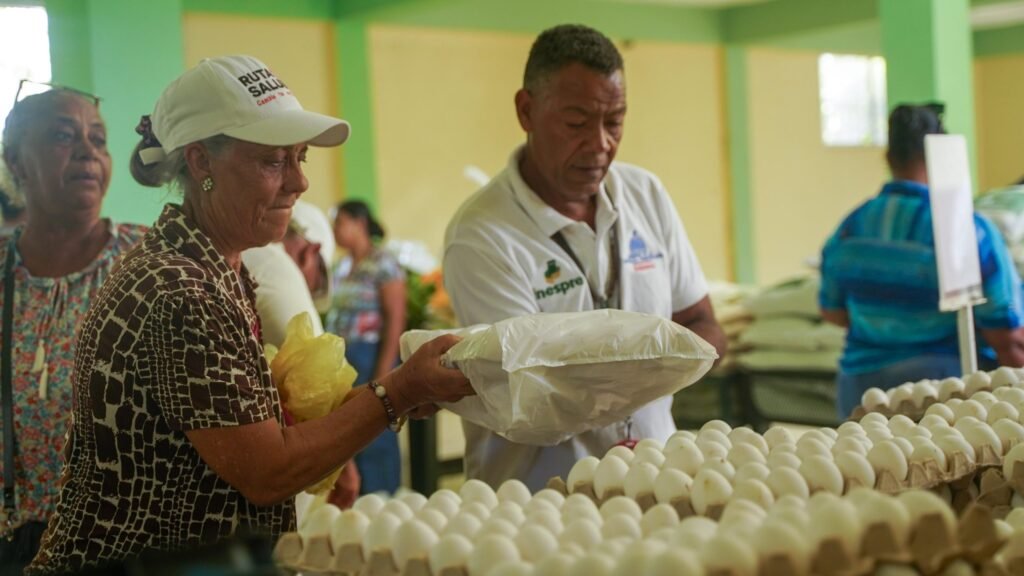 INESPPRE Inespre beneficia a personas con ventas de alimentos a bajos precios en La Altagracia y El Seibo
