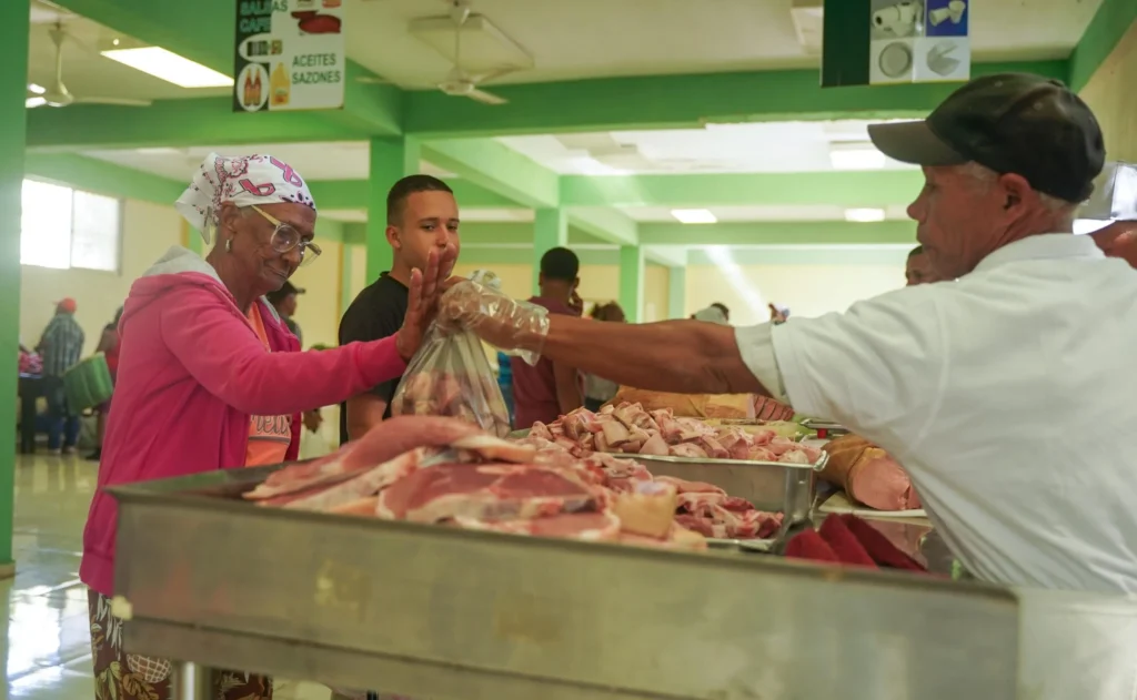 INESPRE 1 Inespre beneficia a personas con ventas de alimentos a bajos precios en La Altagracia y El Seibo