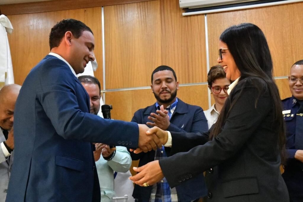 Indhira Ovalles Inabie juramenta a Indhira Ovalles como su nueva encargada regional en La Vega
