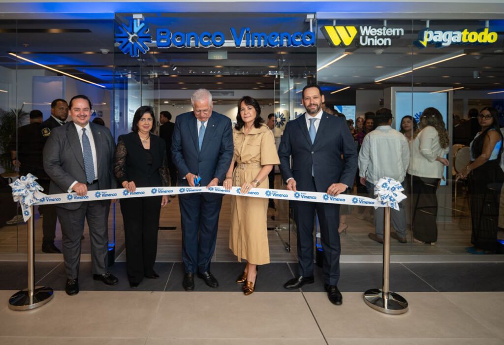 Banco Vimenca inaugura sucursal en Ágora Santiago Center 3 Jesus Cornejo Tania Ares Victor Virgilio Mendez Saba Orietta Read y Roque Del Guidice Banco Vimenca inaugura sucursal en Ágora Santiago Center